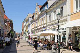 3407 Fussgngerzone Breite Strasse in Stendal - Geschfte, Einzelhandel. Restaurant mit Tischen unter Sonnenschirmen auf der Strasse.