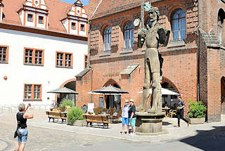 3421 Skulptur Roland in der Hansestadt Stendal - Rolande sind mittelalterliche Rechtssymbole, die als Zeichen der Rechte und Freiheiten der Stdte auf ihren Marktpltzen standen.