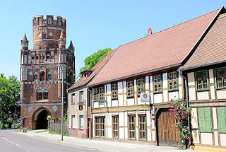 3437 Uenglinger Tor - historisches Stadttor, erbaut um 1460. Fachwerkhuser, blhendender Rosenstrauch am Eingang - Strasse Altes Dorf.
