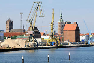 3829 Hafenbereich der Hansestadt Stralsund - Krne am Kai, Speichergebude - im Hintergrund Kirchturm der St. Nikolaikirche und  St. Jacobikirche.