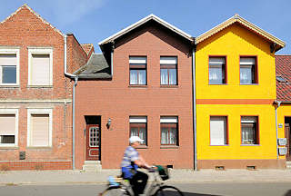 3336 Neu und Alt - renovierte Fassade, Backsteinfassade - Huser in Tangermnde. 