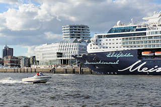 7412 Kreuzfahrtschiff MEIN SCHIFF am Kreuzfahrtterminal Hafencity - ein Motorboot fährt schnell auf dem Wasser der Norderelbe Richtung Elbbrücken.