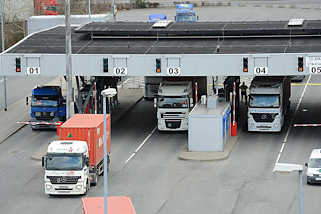 0297 Zollabfertigung auf dem HHLA Container Terminal Altenwerder - Lastwagen mit Containern fahren durch die Zollkontrolle im Hamburger Hafen.