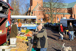 3278 Wochenmarkt in Bad Segeberg - im Hintergrund die Segeberger Marienkirche.