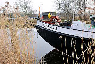 6165 Binnenschiff Ilmenau auf der Ilmenau am Ufer von Bardowick. 