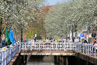 1775 Kunstvolle Brücke über das Fleth in Buxtehude - blühende Bäume, Sonnenschein.