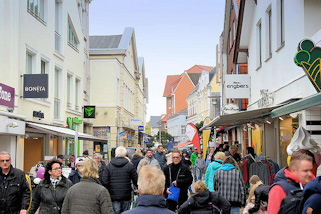 4070 Fussgängerzone mit historischen Geschäftshäusern - Nordersteinstraße in Cuxhaven.