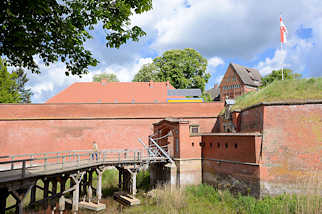 1267 Brücke Eingang Dömitzer Festung; pentagonale Flachlandfestung, erbaut im 16. Jahrhundert / im Vordergrund die Zugbrücke.
