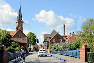 7303 Brücke über die Dove Elde in Dömitz - Stadtkirche / Johanneskirche.