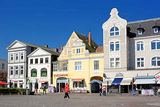 8959 Architektur unterschiedlicher Baustile am Marktplatz von Eutin.