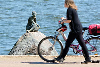 9118 Bronzeskulptur DIE SCHAUENDE am Grossen Eutiner See; Bildhauer Karl Heinz Goedtke - eine Frau schiebt ihr Fahrrad auf dem Fussweg.