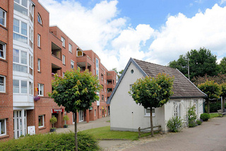 1081 Wohnblock / Neubau und historisches Deputatshaus an der Dorfstraße in Glinde - in den 1970er Jahren konnte der Abriss der alten Häuser verhindert werden. Deputatshäuser wurden Landarbeitern für einen Teil ihres Lohns zur Verfügung gestellt.