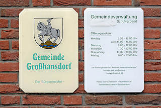 5563 Schild Gemeinde Großhansdorf mit Wappen - silberner Reiter auf goldenem Dreiberg - Öffnungszeiten Gemeindeverwaltung.