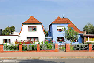 0782 Einfamilienhäuser in der Bahnhofstrasse von Hagenow; weisse und blaue Hausfassade.