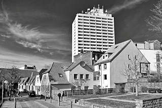 6810-2 Wohnhäuser - Wohnblocks vor einem Hochhaus in Itzehoe - Schwarz Weiss Aufnahme, Architekturfotografie.