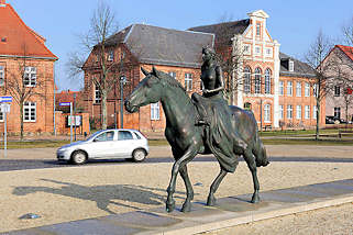 5428 Skulptur - Pferd, Reiterin am Alexandrinenplatz in Ludwigslust. Standbild der Grossherzogin von Mecklenburg-Schwerin