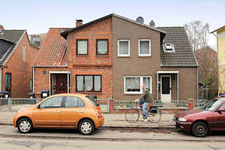 3693 Doppelhaushälfte mit unterschiedlich gestalteter Hausfassade im Lübecker Stadtteil Moisling.
