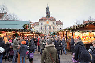 4523 Rathaus von Lüneburg - Weihnachtsmarkt auf dem Marktplatz. Das Lüneburger Rathaus ist ein Beispiel mittelalterlicher und frühneuzeitlicher profaner Architektur in Norddeutschland. Es entstand um 1230, wurde über Jahrhunderte hinweg immer wieder erwei