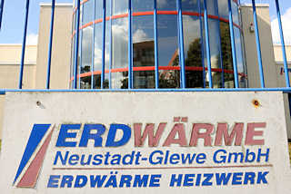 8592 Schild Erdwärme Neustadt Glewe GmbH - Erdwärme Heizkraftwerk; Geothermiekraftwerkt, das erste Kraftwerk dieser Art in Deutschland. Leistung 230kW - Förderung von Thermalwasser aus 2455 m Tiefe.