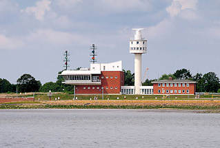 1082 Radaranlage und Betriebsgebäude an der Einfahrt der Schleuse zum Nord Ostsee Kanal - Blick von der Elbe.