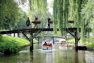 1376 Brücke über eine Gracht in Friedrichstadt - grüne Zweigen von Weiden hängen tief über das Wasser.