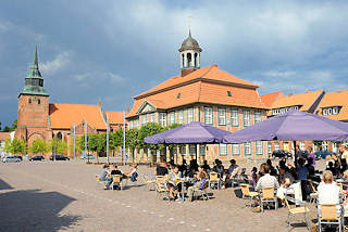 0675 Historisches Rathaus und St. Marien Kirche in Boizenburg an der Elbe. Café auf dem Marktplatz in der Sonne - Sonnenschirme.