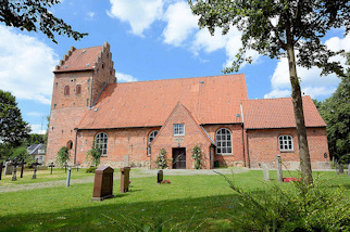 7325 Süllfelder Kirche - norddeutsche  sakralen Backsteinarchitektur mit Treppengiebel - Ursprungsbau aus dem 13. Jahrhundert.
