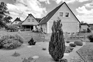 7336 Einzelhäuser mit Vorgarten - Wohnhäuser in Sülfeld, Schwarz-Weiß-Aufnahme.