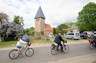 1139 Kirche, Kapelle in Luckau / Wendland; gotischer Felssteinbau, rechteckiger Glockenturm - FahrradfahrerInnen.